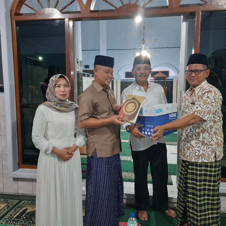 Tarkhim Bersama Bupati, Kakankemenag Berikan Bantuan Al Qur’an