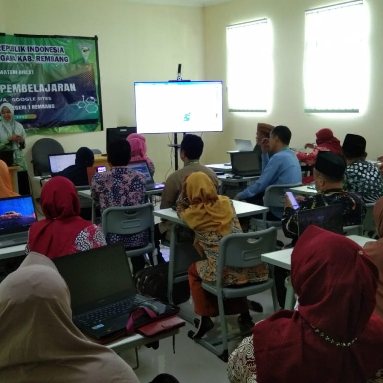 50 Guru MAN 1 Rembang Antusias Ikuti Diseminasi Multimedia Pembelajaran