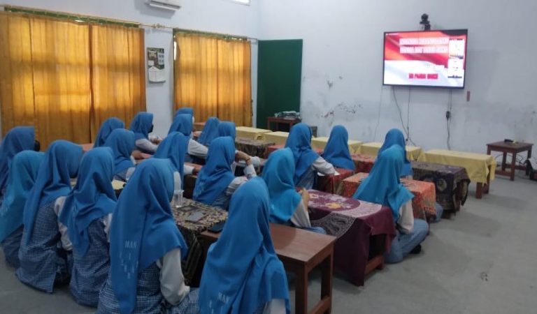Peserta Didik Kelas XII MAN 1 Rembang Ikuti Webinar Strategi Masuk PTN-PTKIN 2023