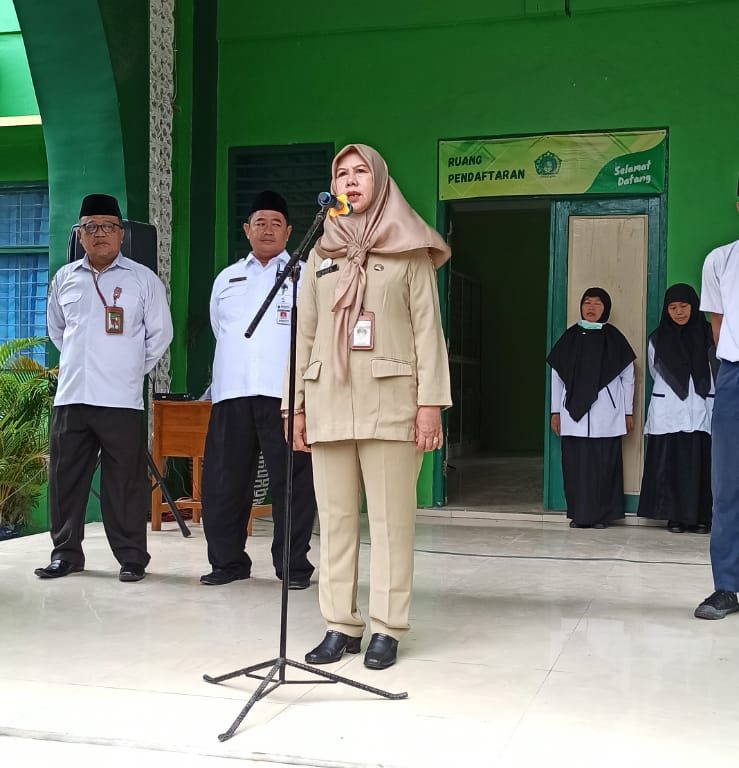 Nisrotun Sosialisasikan APS dan Pencegahan Nikah Dini kepada Siswa MTsN 1 Rembang