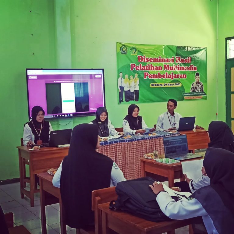 Peserta PDWK Multimedia Bagikan Ilmu kepada Guru MTsN 1 Rembang
