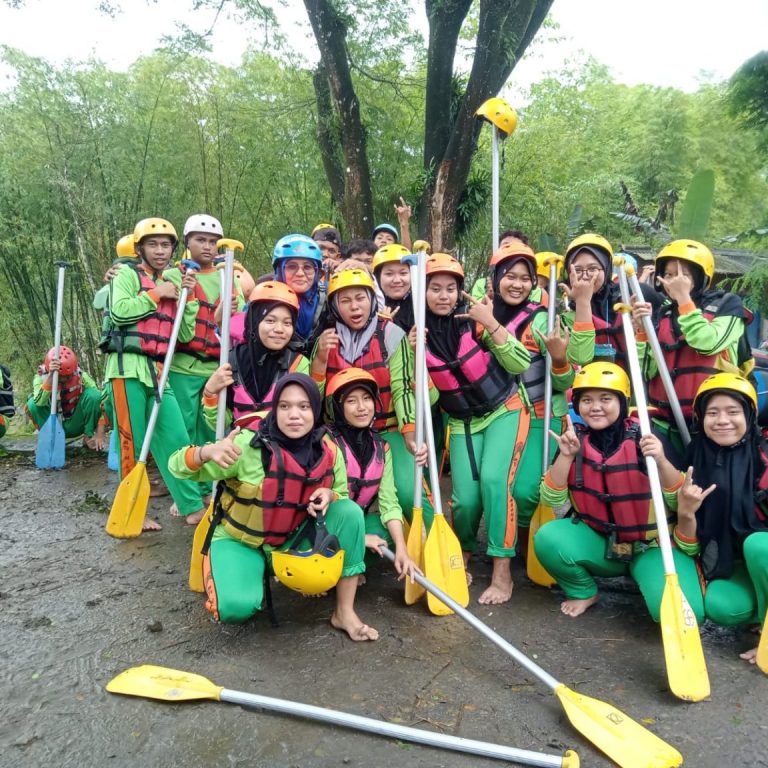 MTsN 1 Rembang Adakan Outing Class di Demak dan Magelang