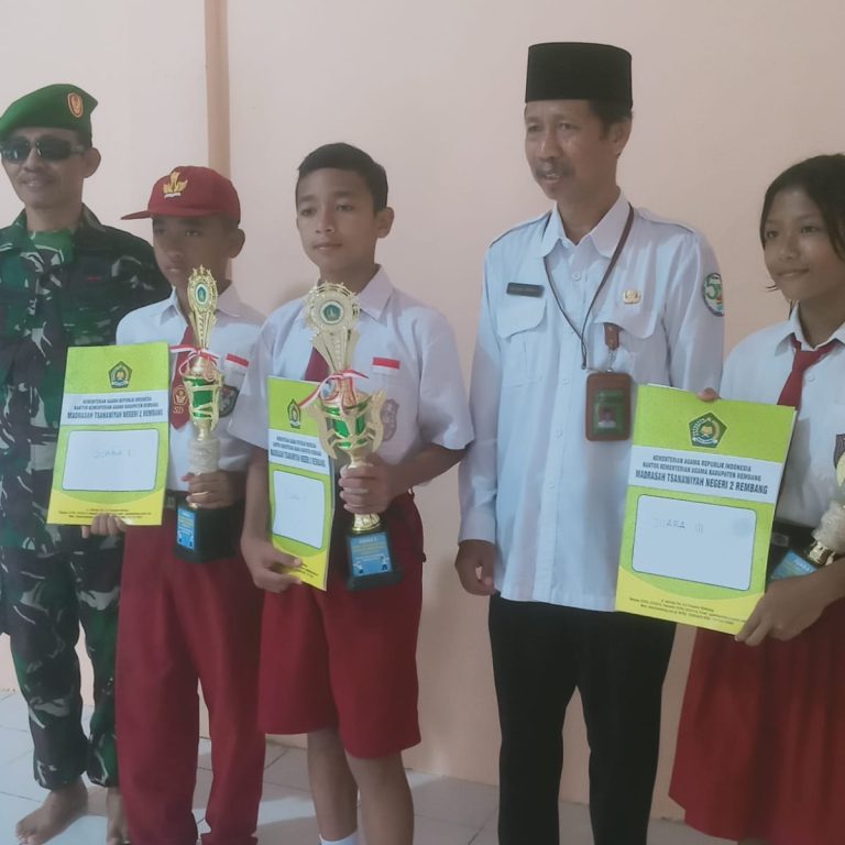 Kepala MTsN 2 Rembang Serahkan Hadiah Lomba Mapel, Ini Pemenangnya