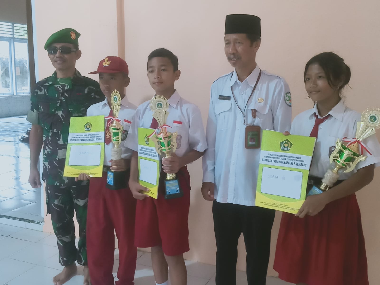 Kepala MTsN 2 Rembang Serahkan Hadiah Lomba Mapel, Ini Pemenangnya