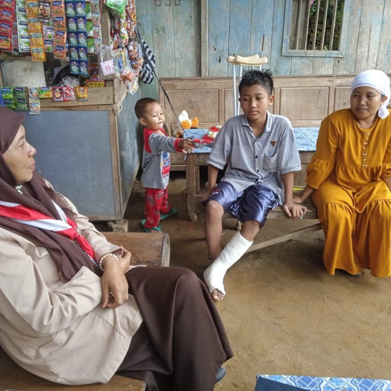 Guru MTsN 2 Rembang Kunjungi Siswi yang Terkena Musibah