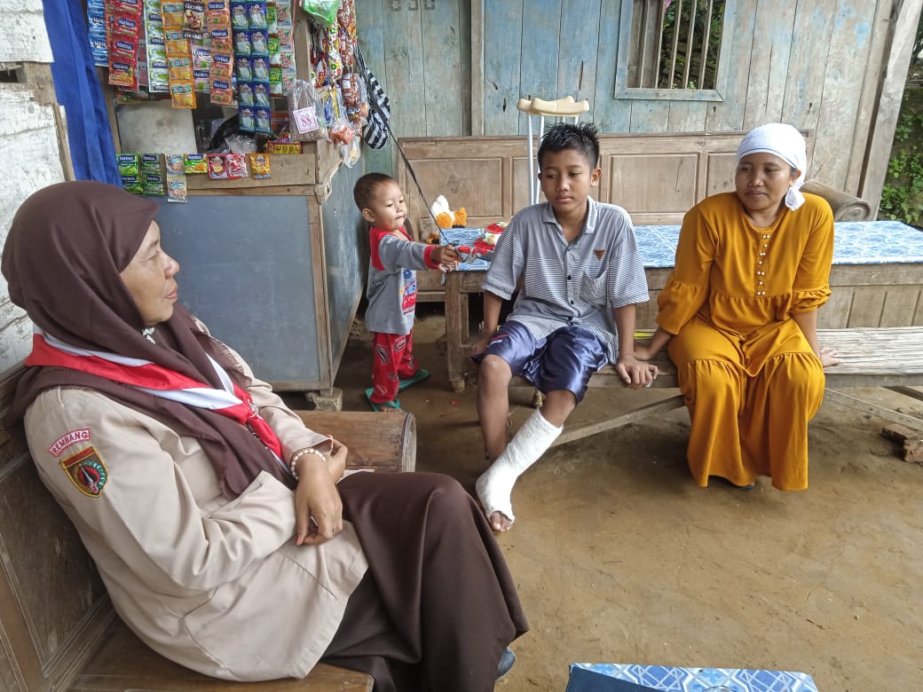 Guru MTsN 2 Rembang Kunjungi Siswi yang Terkena Musibah