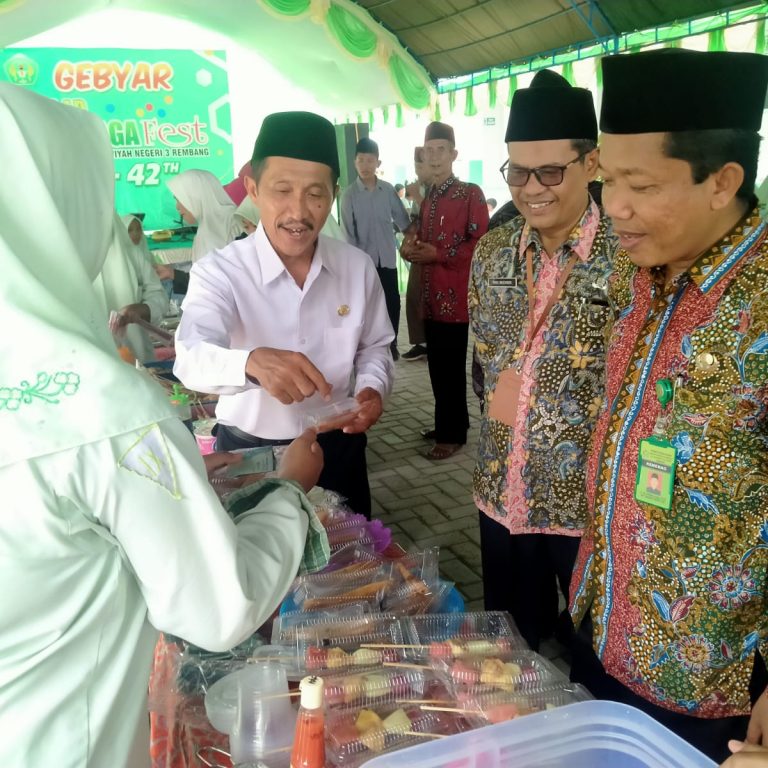 Peringati Milad, MTsN 3 Rembang Gelar Bazar