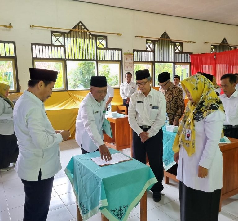 Serah Terima Kepala MTsN 3 Brebes ke Pejabat Baru