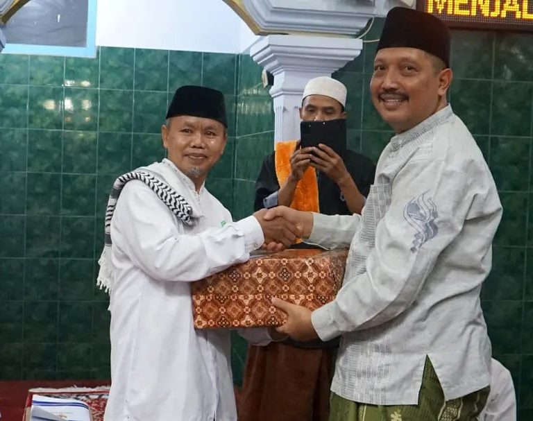 Takmir Masjid Al Itikaf , Terima Bantuan