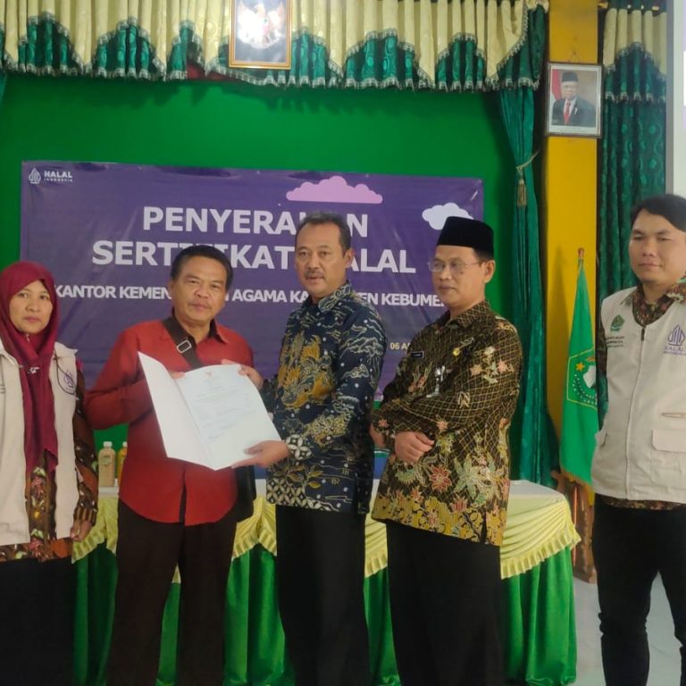 Serahkan 72 Sertifikat Halal Kepada Pelaku Usaha, Ini Harapan Kakankemenag Kebumen