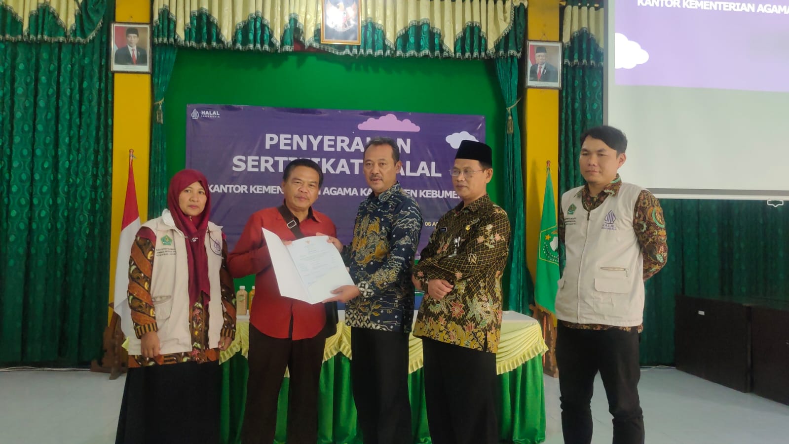 Serahkan 72 Sertifikat Halal Kepada Pelaku Usaha, Ini Harapan Kakankemenag Kebumen