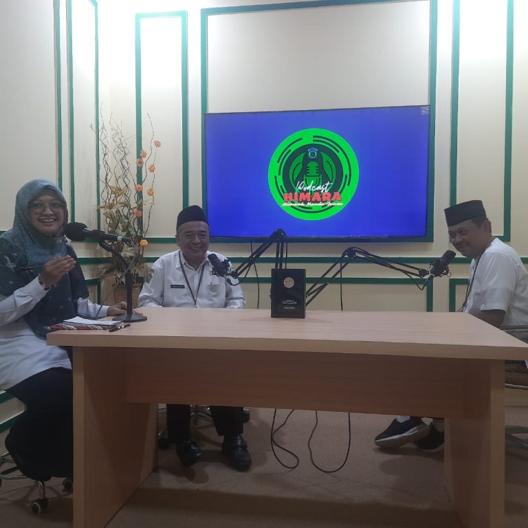 Kepala Kankemenag Kebumen Melaunching Studio Podcast MAN 2 Kebumen