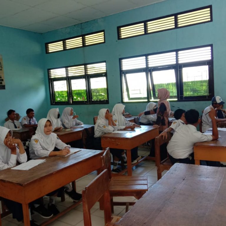 Hartiningsih Ajak Siswa SMPN 1 Sumber Bermimpi Tinggi