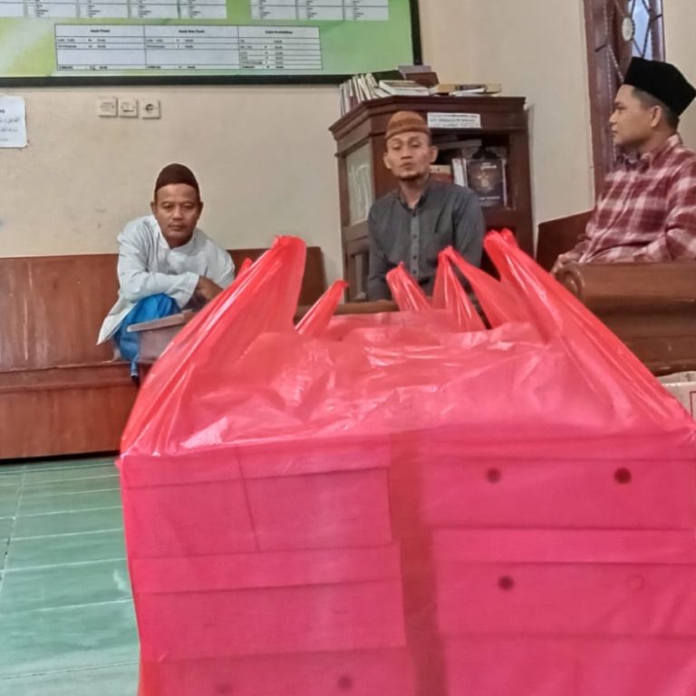 Pengurus OSIM MAN 1 Rembang Bagikan Takjil Untuk Anak Panti Darul Falah
