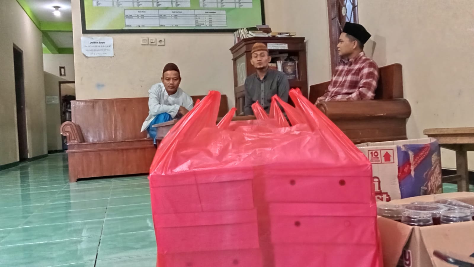Pengurus OSIM MAN 1 Rembang Bagikan Takjil Untuk Anak Panti Darul Falah