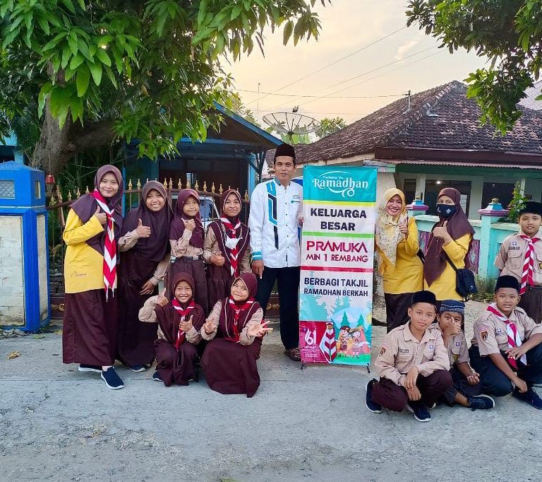 Raih Berkah Ramadan, Siswa MIN 1 Rembang Berbagi Takjil