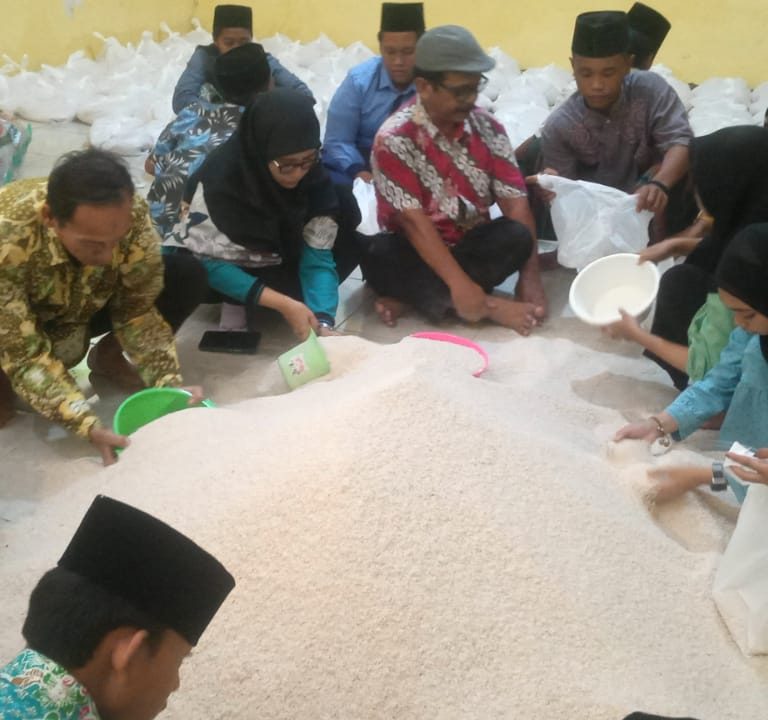 MTs Negeri 2 Rembng Libatkan Siswa Dalam Pengumpulan Zakat Fitrah