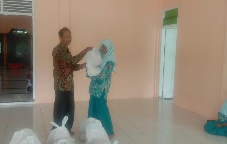 Utamakan Peserta Didik, MTsN 2 Rembang Salurkan Zakat Fitrah Kepada 48 Siswa