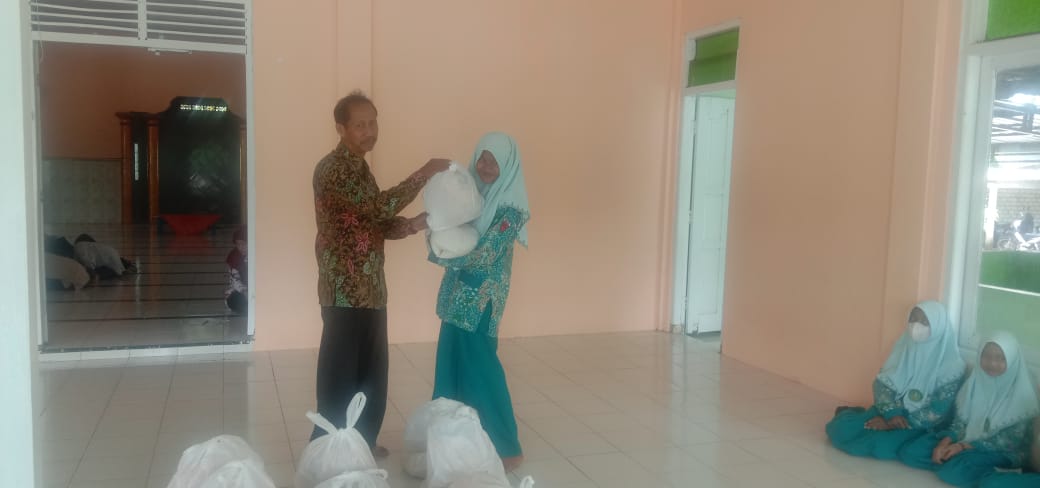 Utamakan Peserta Didik, MTsN 2 Rembang Salurkan Zakat Fitrah Kepada 48 Siswa