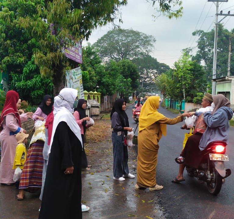 Tebar Keberkahan, MTs Negeri 2 Rembang Bagikan Takjil