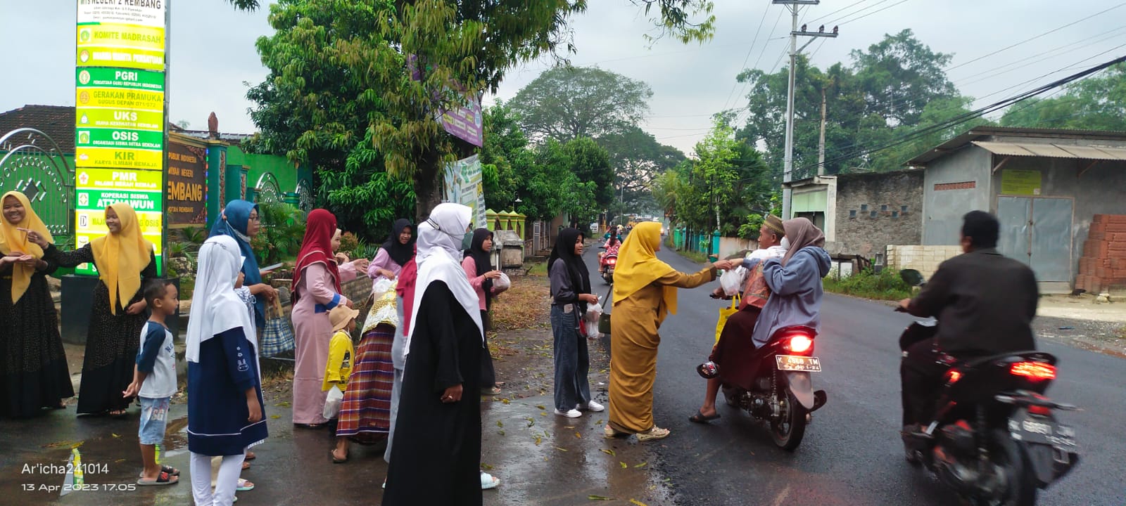 Tebar Keberkahan, MTs Negeri 2 Rembang Bagikan Takjil