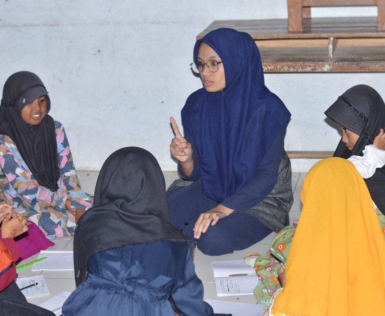 Santri Putri Pesantren Lirboyo Ajari Sholat di Pesantren Ramadhan MI Sirojut Tholibin