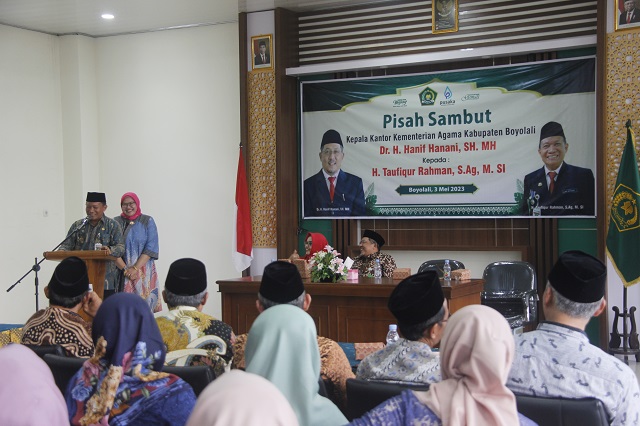 Kakankemenag Kab. Boyolali memberikan sambutan pada acara pisah sambut Kepala Kantor Kementerian Agama Kabupaten Boyolali