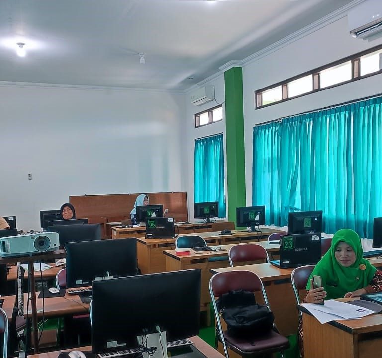 Berjibaku, Guru-guru MTs Negeri 1 Banjarnegara Ikuti CBT Fasda PKB Tahun 2023