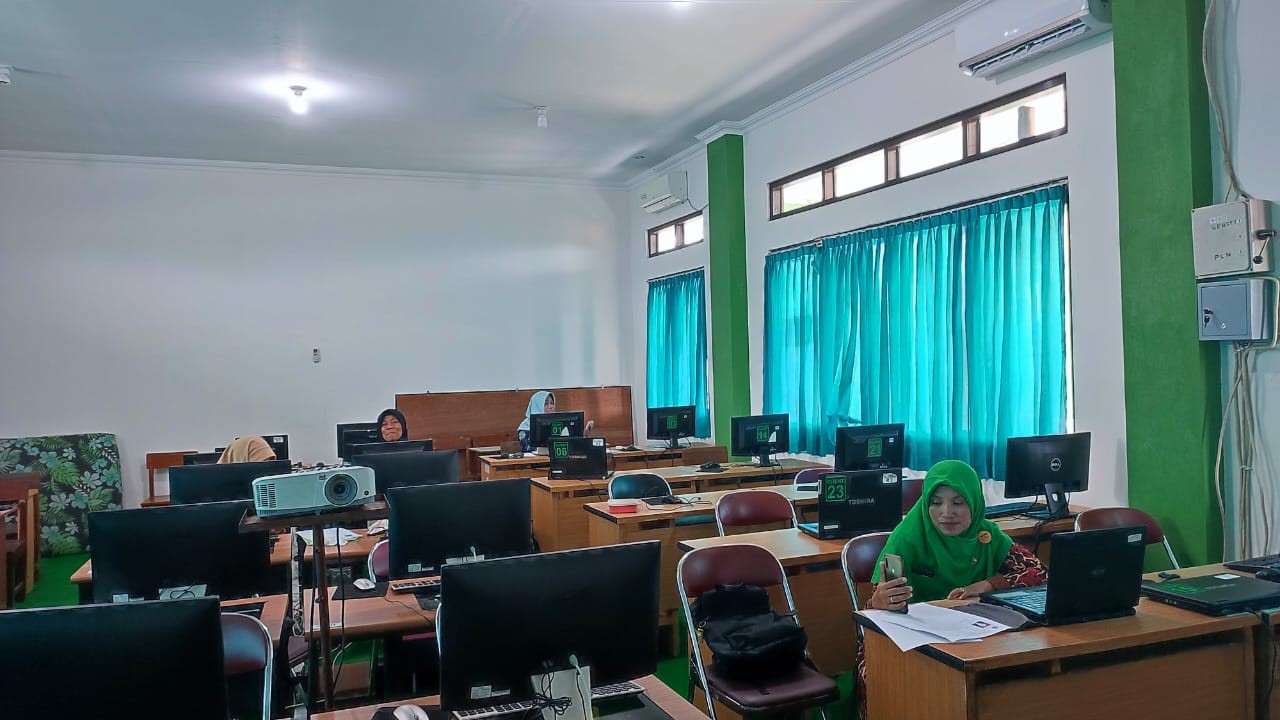 Berjibaku, Guru-guru MTs Negeri 1 Banjarnegara Ikuti CBT Fasda PKB Tahun 2023
