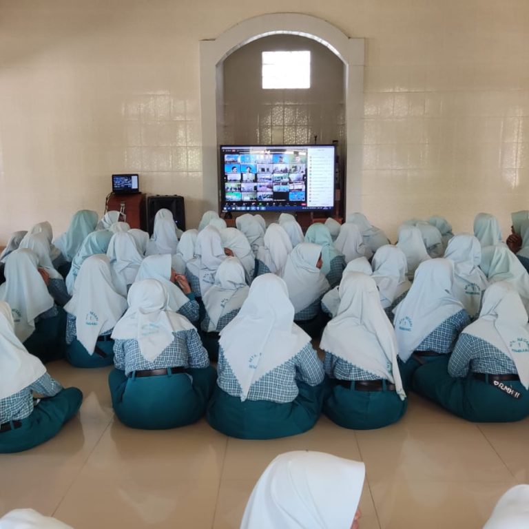 Siswa MTsN 1 Rembang Nobar Literasi Digital 2023