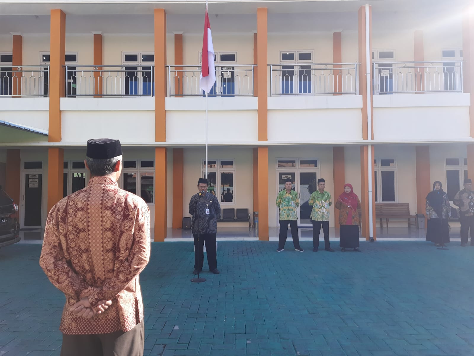 Apel Penghormatan Bendera Merah Putih dan Doa, H. Khamid Ajak ASN Tingkatkan Kinerja