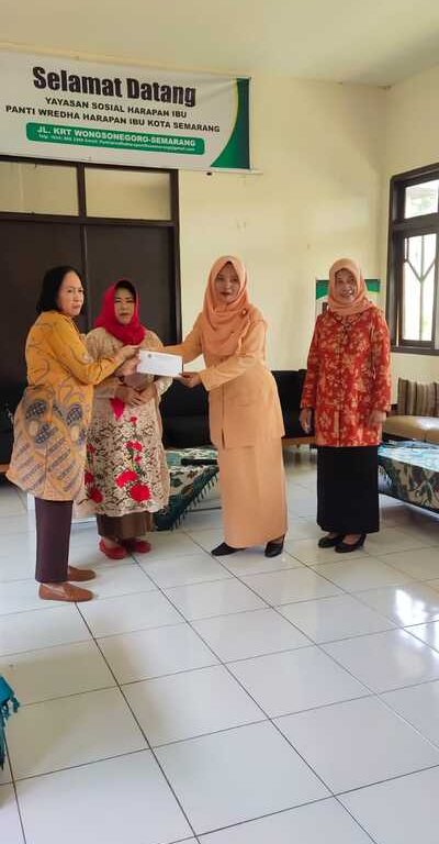 DWP Kankemenag Kota Semarang Serahkan Bantuan kepada Panti Werdha Harapan Ibu