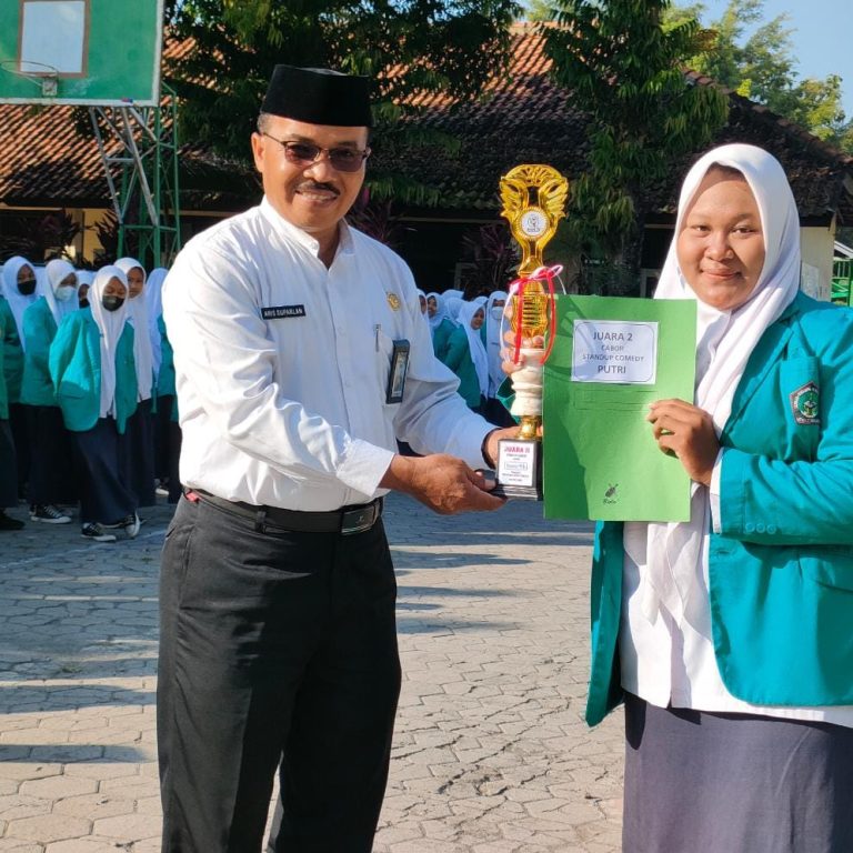 MTsN 2 Sragen Kucurkan Hadiah Kepada Siswa Peraih Medali Porseni Tingkat Provinsi
