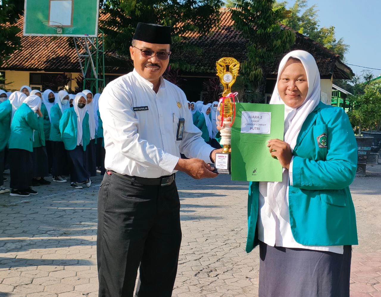 MTsN 2 Sragen Kucurkan Hadiah Kepada Siswa Peraih Medali Porseni Tingkat Provinsi