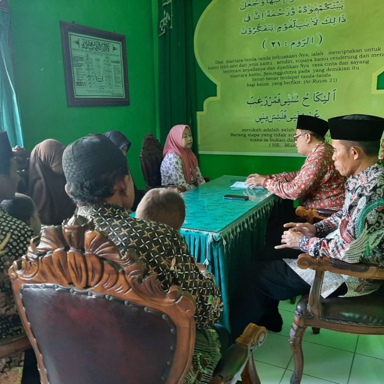 Kepala KUA Masaran Bimbing 5 Mualaf untuk Bersyahadat