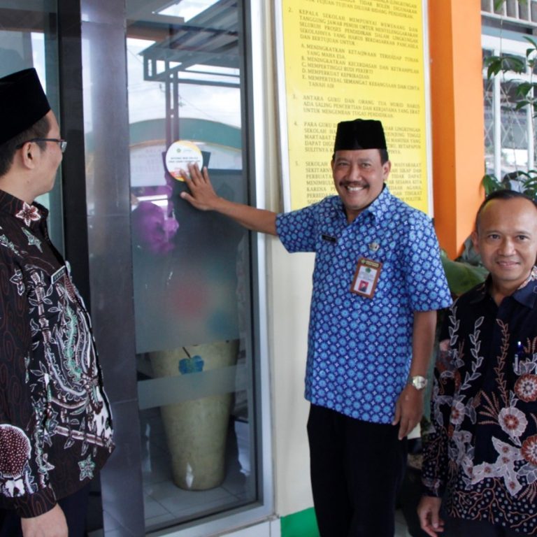 Disaksikan Kasubbag TU, Kepala MTsN 3 Banjarnegara Tempel Stiker Zona Integritas WBK dan WBBM