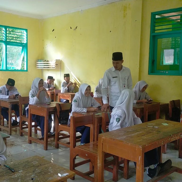 Kepala MTs Ma’arif NU 01 Susukan Monitoring Pelaksanaan Asesmen Madrasah