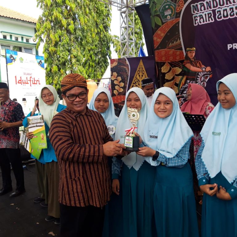 MTsN 1 Rembang Boyong Juara 3 Lomba Mading Mandura Fair 2023