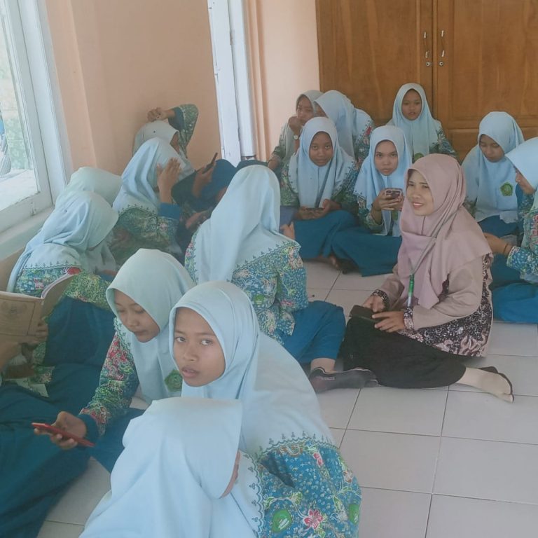 Siswa MTsN 2 Rembang Ikuti Webinar Makin Cakap Digital 2023