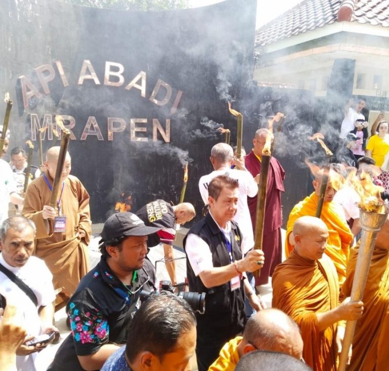 Api Dharma Sebagai Simbol Penerangan, dan Air Berkah Melambangkan Kerendahan Hati