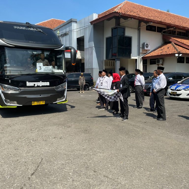 Bupati Kebumen Resmi Melepas Kloter 28, Kloter Pertama Jemaah Haji Kebumen 1444 H / 2023 M