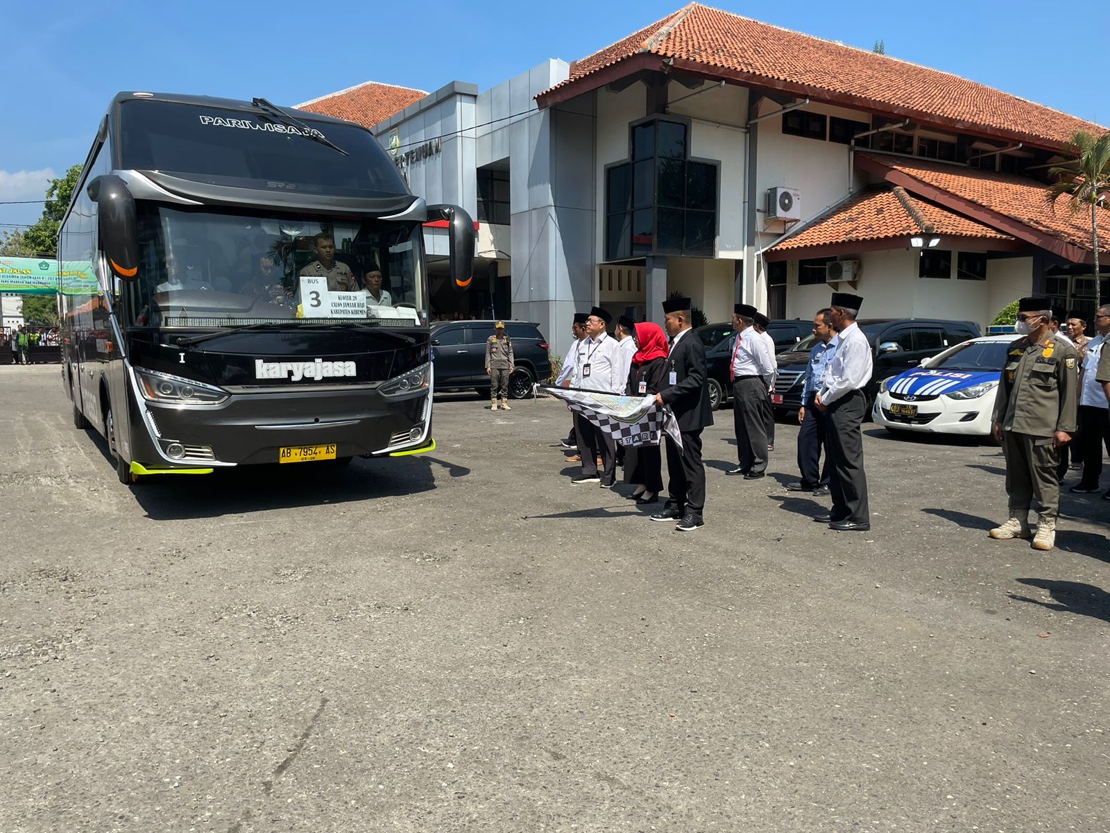 Bupati Kebumen Resmi Melepas Kloter 28, Kloter Pertama Jemaah Haji Kebumen 1444 H / 2023 M