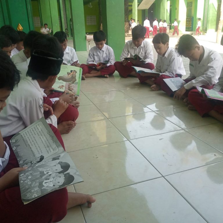 MIT Amanah Ngrampal Tingkatkan Literasi Siswa Melalui Pojok Baca