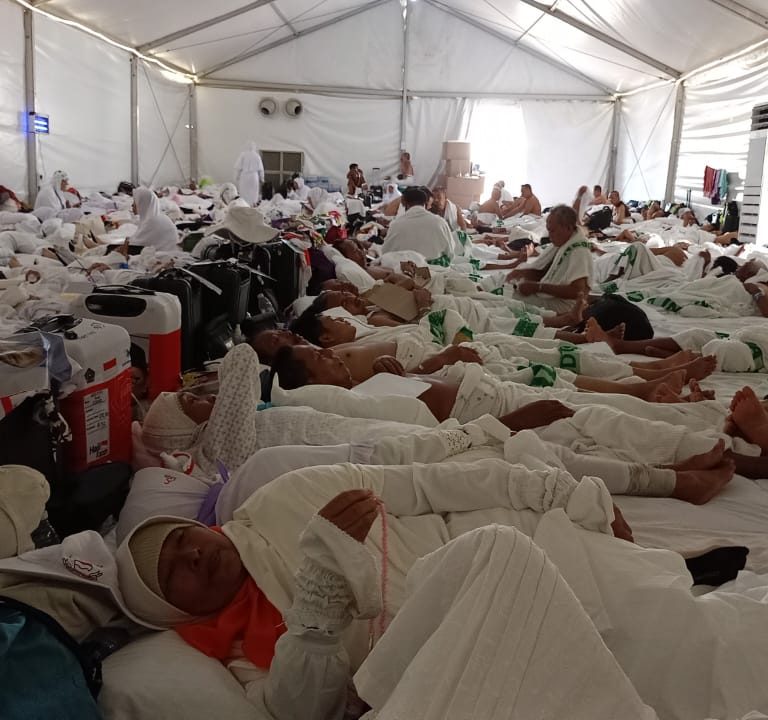 Kloter 92 SOC Tiba di Arafah Siang, Petugas Segera Bagi Kasur Tenda Jemaah
