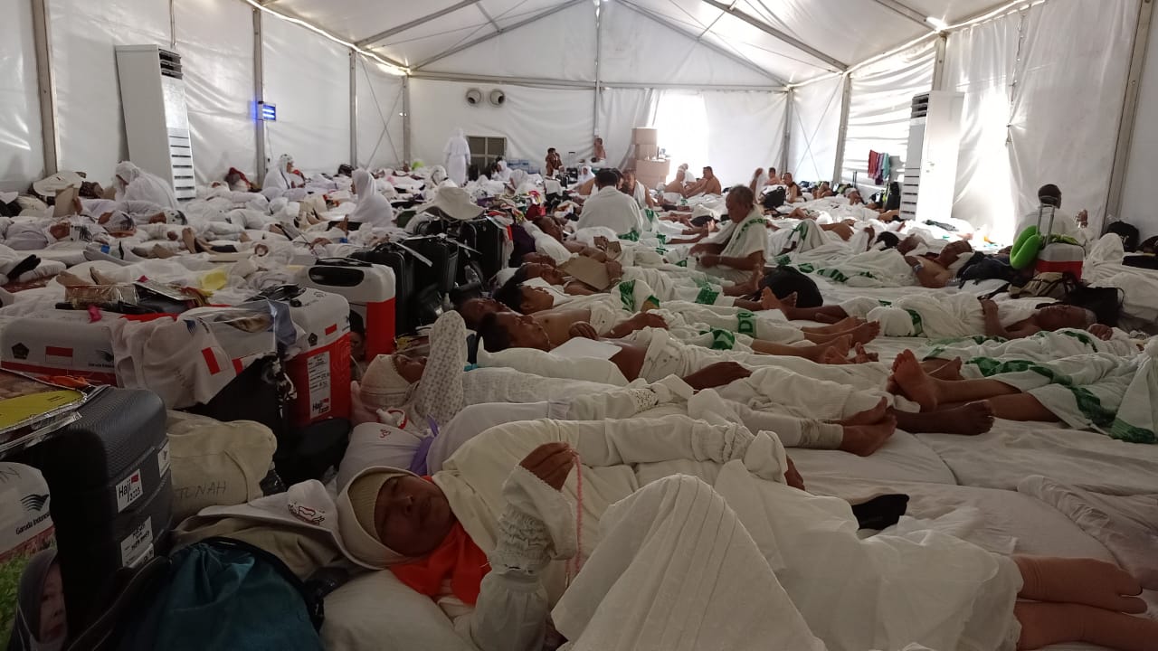 Kloter 92 SOC Tiba di Arafah Siang, Petugas Segera Bagi Kasur Tenda Jemaah