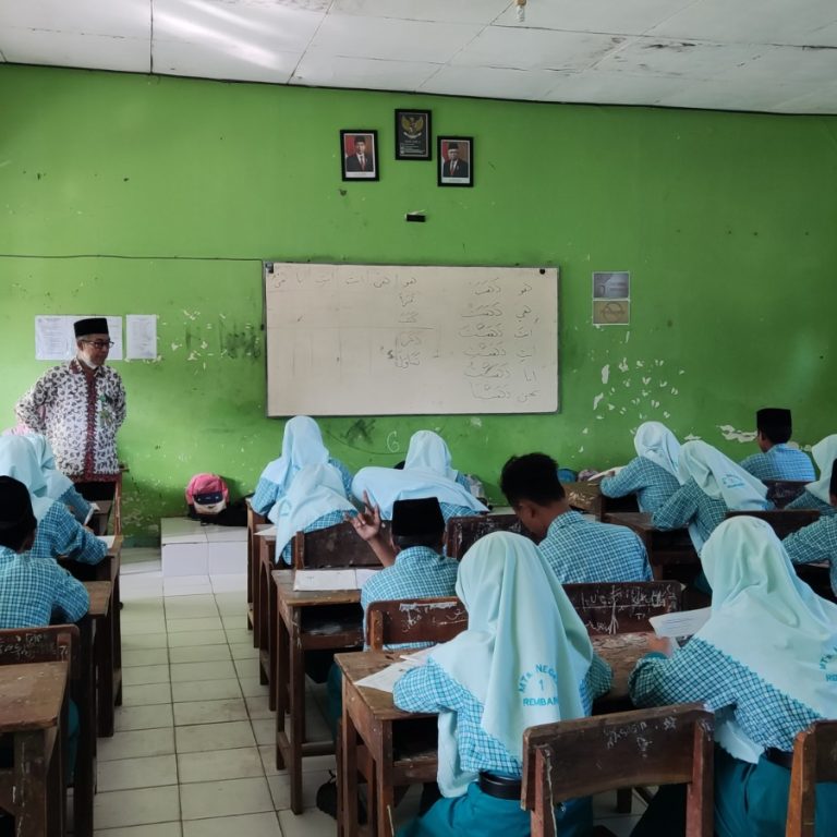 Kunjungi PAT di MTsN 1 Rembang, Pengawas Madrasah Berikan Motivasi