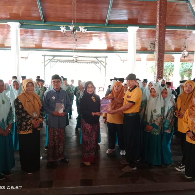 MTsN 2 Rembang Serahkan Buku Karya Guru dan Siswa Kepada Kepala Dinbudpar