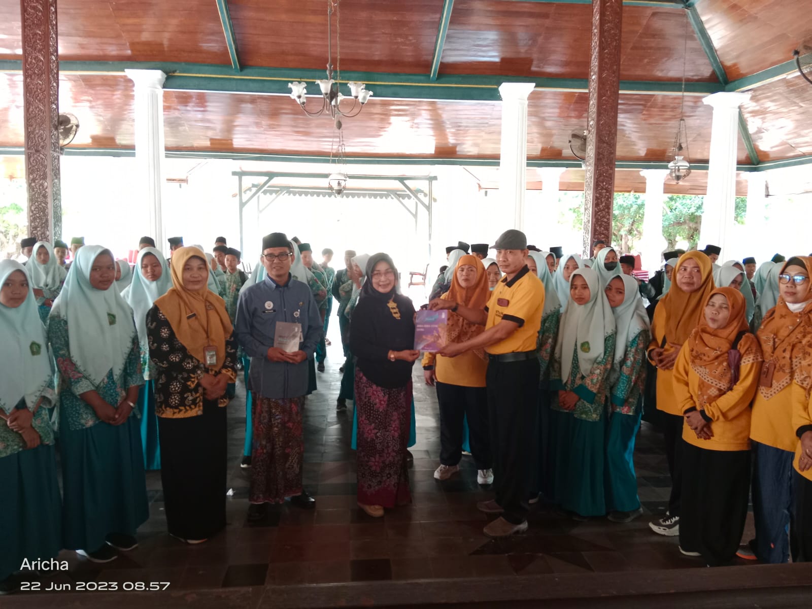 MTsN 2 Rembang Serahkan Buku Karya Guru dan Siswa Kepada Kepala Dinbudpar