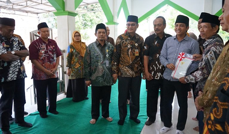 Kepala Kankemenag Dampingi Wamen ATR BPN Serahkan Sertifikat Tanah Wakaf