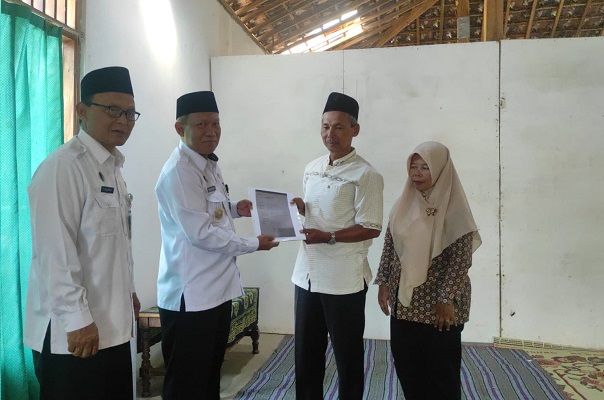 Kakankemenag bertakziah ke rumah duka sekaligus menyerahkan CoD (Certificate of Death) Kepada keluarga almarhum H. Mushadi